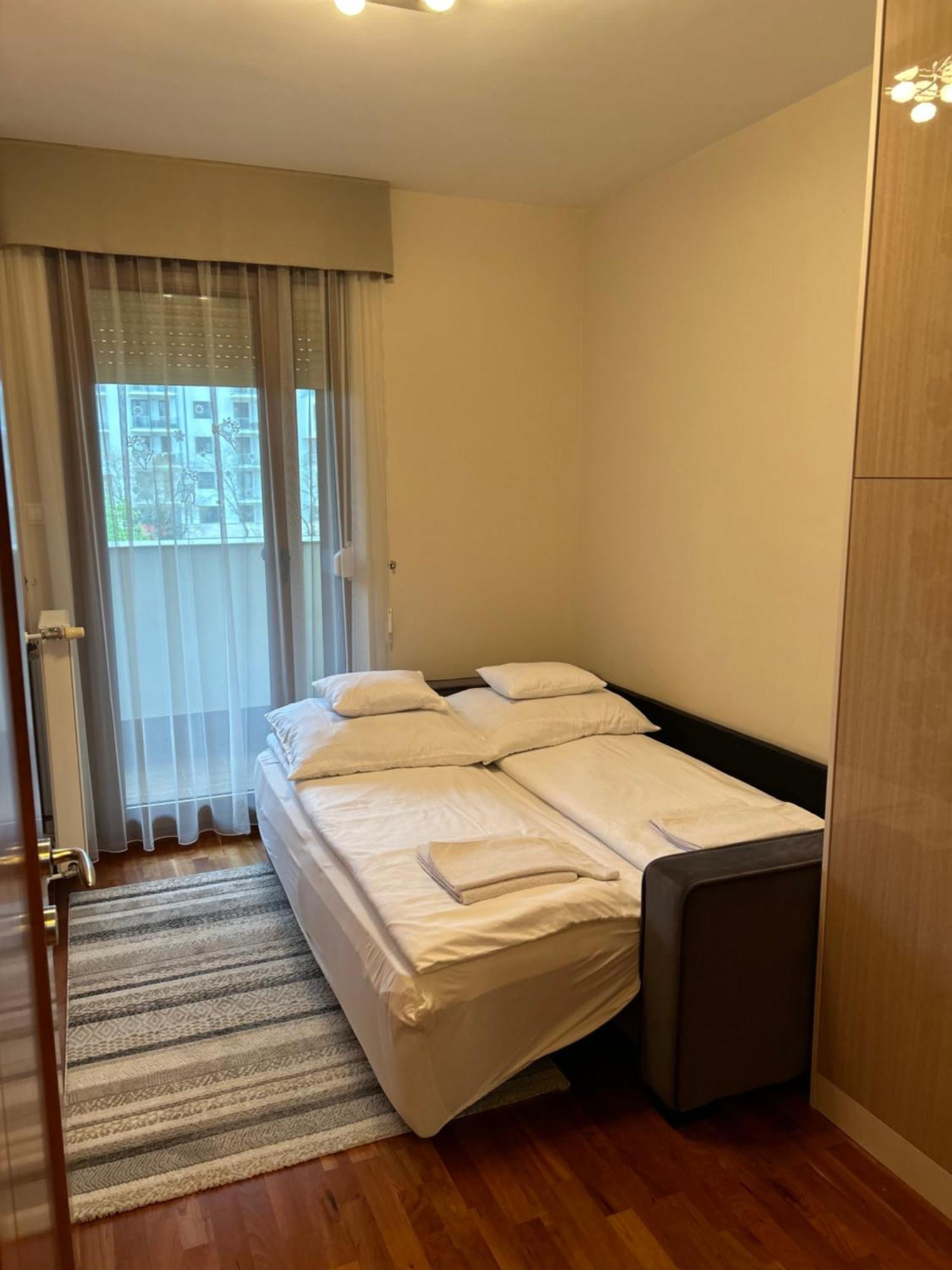 Danube Terrace Elegant With 2 Bedroom With Free Air Conditioner And Private Parking Budapest Eksteriør billede