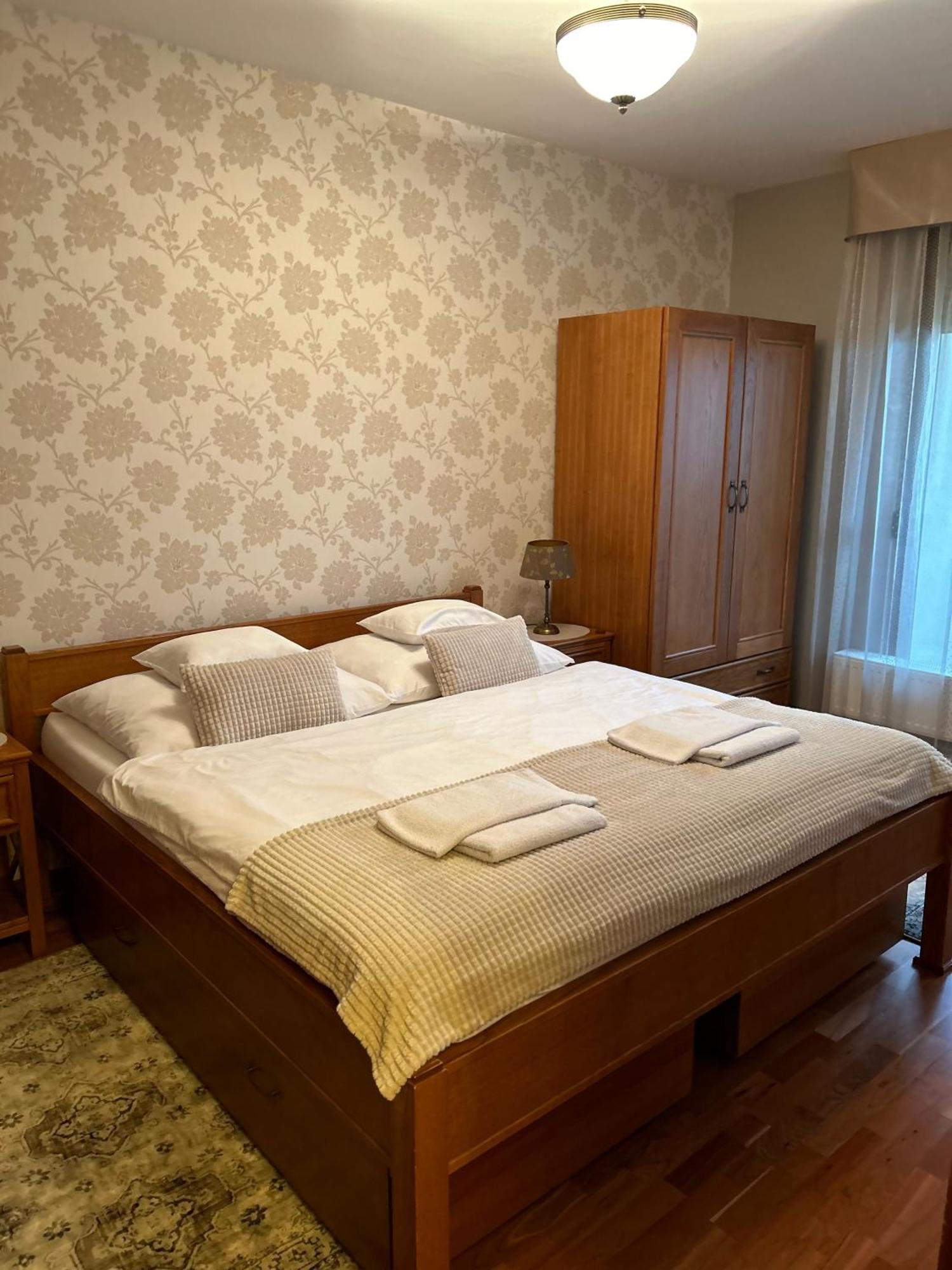 Danube Terrace Elegant With 2 Bedroom With Free Air Conditioner And Private Parking Budapest Eksteriør billede