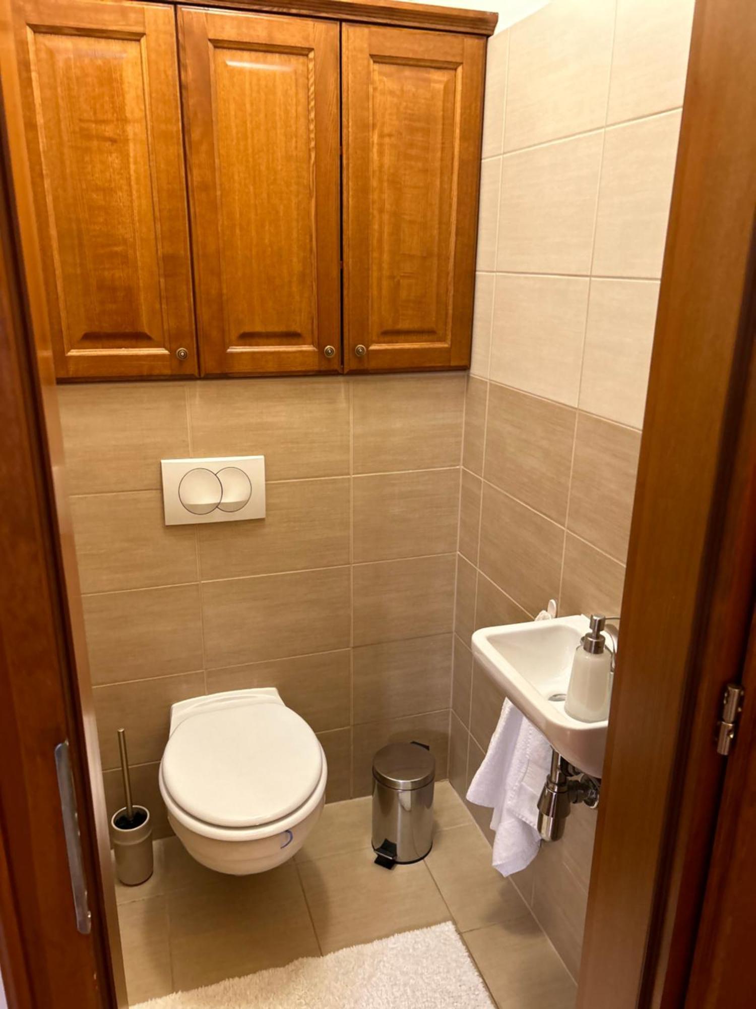 Danube Terrace Elegant With 2 Bedroom With Free Air Conditioner And Private Parking Budapest Eksteriør billede